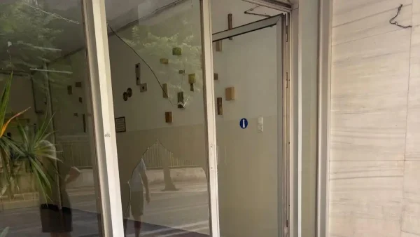 Αγρίνιο: Ζευγάρι τσακώθηκε στη μέση του δρόμου – Την έσπρωξε και της χτύπησε το κεφάλι σε τζαμαρία