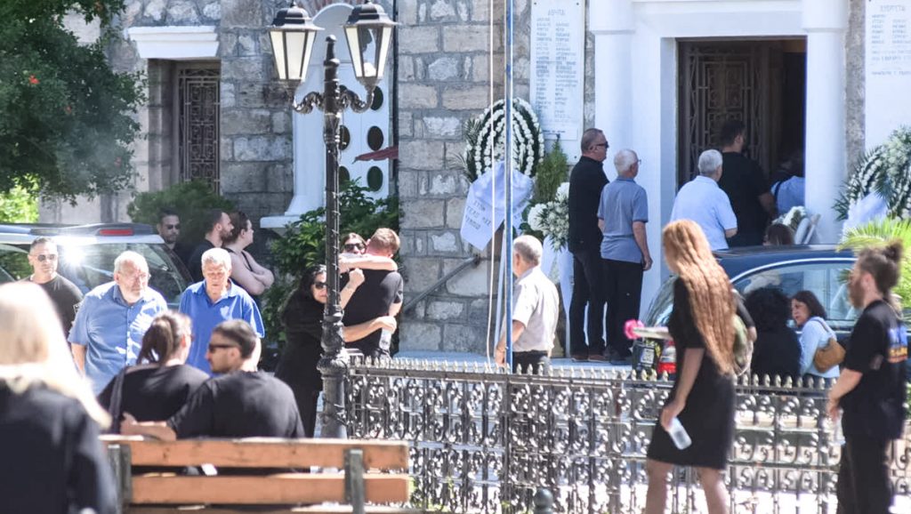 Διπλό έγκλημα στο Αίγιο: Βαρύ το κλίμα στην κηδεία μητέρας και γιου - "Δράμα, τα μυστικά τα πήραν μαζί τους"