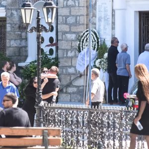Διπλό έγκλημα στο Αίγιο: Βαρύ το κλίμα στην κηδεία μητέρας και γιου - "Δράμα, τα μυστικά τα πήραν μαζί τους"
