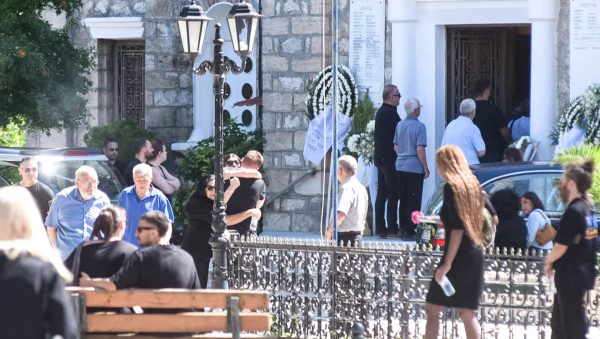 Διπλό έγκλημα στο Αίγιο: Βαρύ το κλίμα στην κηδεία μητέρας και γιου - "Δράμα, τα μυστικά τα πήραν μαζί τους"