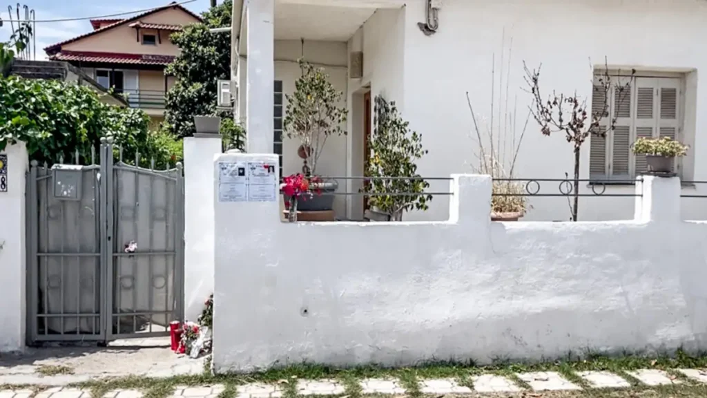 Διπλή δολοφονία στο Αίγιο: Εντοπίστηκε άτυπη πόρτα από συρματόπλεγμα δίπλα στο σπίτι του φονικού – Το σενάριο για «θαμμένα» στοιχεία