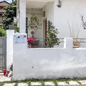 Διπλή δολοφονία στο Αίγιο: Εντοπίστηκε άτυπη πόρτα από συρματόπλεγμα δίπλα στο σπίτι του φονικού – Το σενάριο για «θαμμένα» στοιχεία