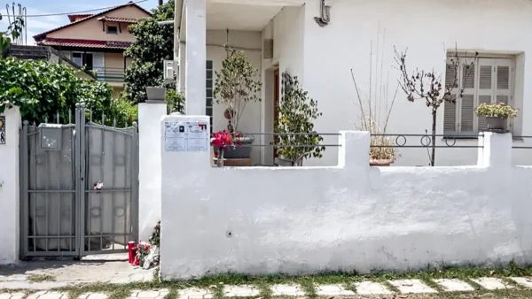 Διπλή δολοφονία στο Αίγιο: Εντοπίστηκε άτυπη πόρτα από συρματόπλεγμα δίπλα στο σπίτι του φονικού – Το σενάριο για «θαμμένα» στοιχεία