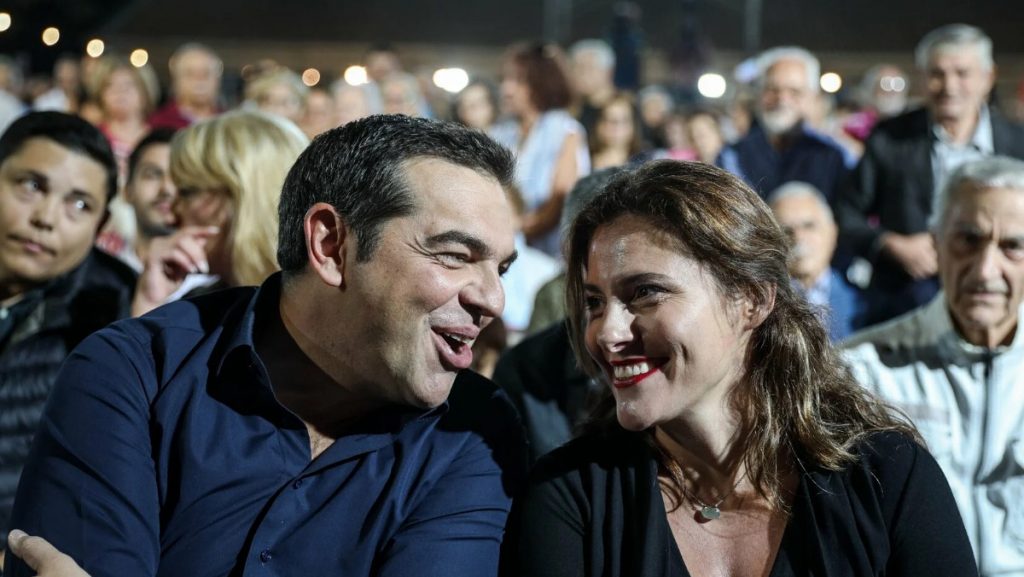 Ο Αλέξης Τσίπρας και η Μπέττυ Μπαζιάνα στην παράσταση του Σταμάτη Κραουνάκη στο Ηρώδειο