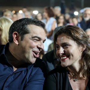 Ο Αλέξης Τσίπρας και η Μπέττυ Μπαζιάνα στην παράσταση του Σταμάτη Κραουνάκη στο Ηρώδειο
