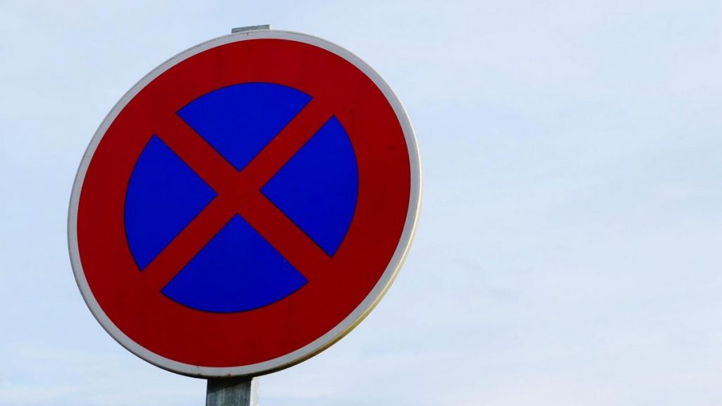 Απαγόρευση στάσης και στάθμευσης αυτοκινήτων σε κεντρικό δρόμο του Μαρτίνου