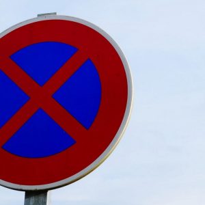 Απαγόρευση στάσης και στάθμευσης αυτοκινήτων σε κεντρικό δρόμο του Μαρτίνου