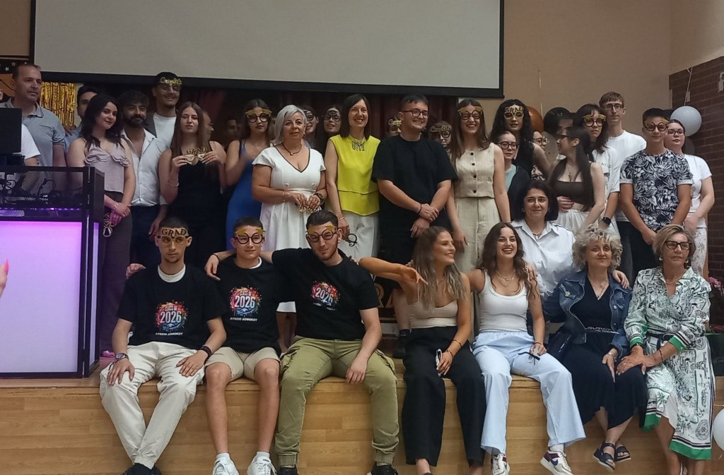 Μια συγκινητική βραδιά αποχαιρετισμού και ελπίδας στη Γιορτή Λήξης και Αποφοίτησης του ΓΕΛ Δομοκού