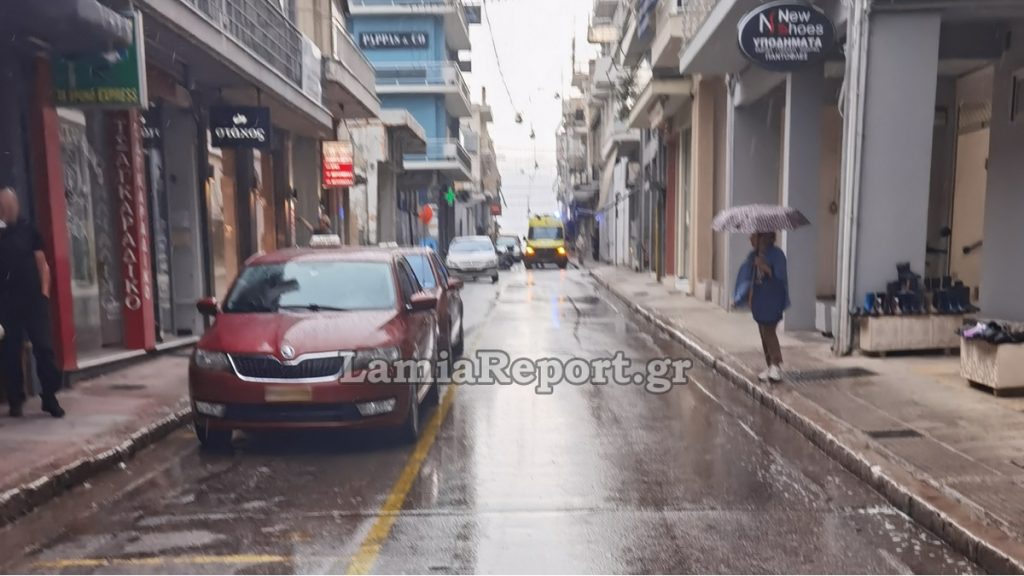 Λαμία: Ηλικιωμένος έπεσε στη μέση του δρόμου την ώρα που περπατούσε