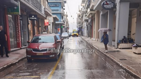 Λαμία: Ηλικιωμένος έπεσε στη μέση του δρόμου την ώρα που περπατούσε