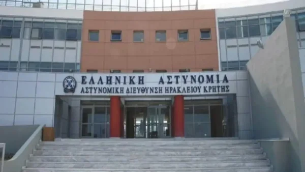 Ηράκλειο: Νεκρή στο Αστυνομικό Μέγαρο βρέθηκε η 34χρονη που πέταξε το νεογέννητο βρέφος της στα σκουπίδια