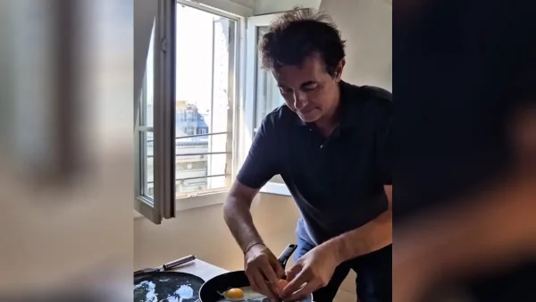 Γάλλος «ψήνει» αυγά και κρέπες στον καύσωνα του Παρισιού: Αφήνει το τηγάνι στον ήλιο «να κάψει» και μαγειρεύει – Δείτε βίντεο