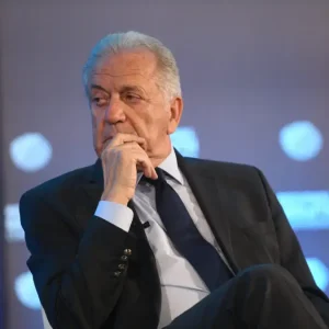 Δημήτρης Αβραμόπουλος: Η απάντηση του Μιχάλη Χρυσοχοΐδη για το ένταλμα σύλληψης – «Κανένας πολίτης δεν τυγχάνει προνομιακής μεταχείρισης»