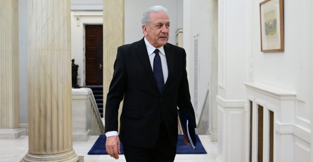 Στη Βουλή σήμερα η δικογραφία για Αβραμόπουλο: Η κλήση για κατάθεση και οι εκτιμήσεις νομικών για την υπόθεση