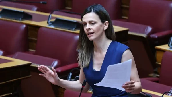 Η Έφη Αχτσιόγλου παραιτήθηκε από βουλευτής