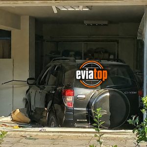 Αυτοκίνητο «πάρκαρε» μέσα σε μαγαζί!