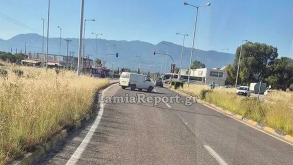 Βανάκι μπήκε αντίθετα στην έξοδο Λαμίας για εθνική (ΦΩΤΟ)