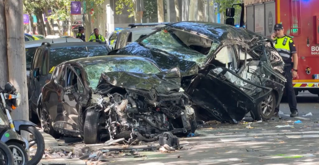 Τραγωδία στη Βαρκελώνη: Οδηγός προσπαθούσε να ξεφύγει από την Αστυνομία και συγκρούστηκε με αυτοκίνητο που περίμενε σε φανάρι, δύο νεκροί