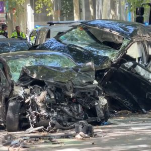 Τραγωδία στη Βαρκελώνη: Οδηγός προσπαθούσε να ξεφύγει από την Αστυνομία και συγκρούστηκε με αυτοκίνητο που περίμενε σε φανάρι, δύο νεκροί