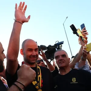 Βασίλης Σπανούλης: Υποδοχή Μεσσία στον Έλληνα προπονητή, περίπου 5.000 οπαδοί τον αποθέωσαν στο αεροδρόμιο