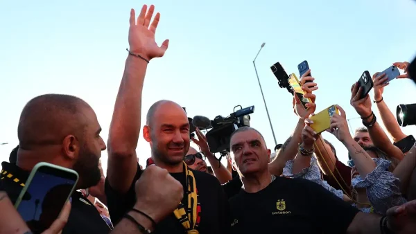Βασίλης Σπανούλης: Υποδοχή Μεσσία στον Έλληνα προπονητή, περίπου 5.000 οπαδοί τον αποθέωσαν στο αεροδρόμιο