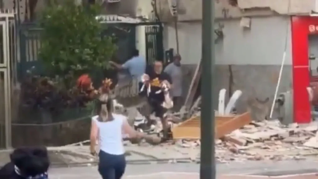 Σεισμοί στη Βενεζουέλα: Η συγκινητική στιγμή που άνδρας σώζει τα δύο σκυλάκια του - Δείτε το βίντεο