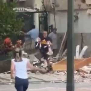 Σεισμοί στη Βενεζουέλα: Η συγκινητική στιγμή που άνδρας σώζει τα δύο σκυλάκια του - Δείτε το βίντεο