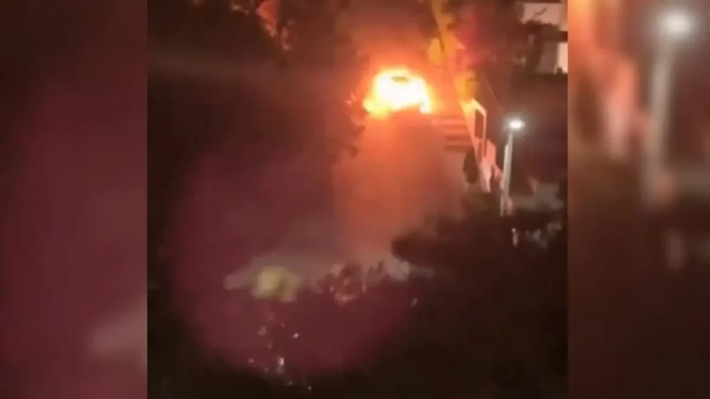 Βούλα: Βίντεο με φλεγόμενο αυτοκίνητο να σπέρνει τον πανικό