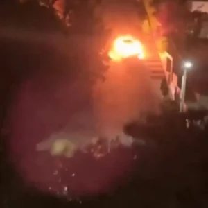 Βούλα: Βίντεο με φλεγόμενο αυτοκίνητο να σπέρνει τον πανικό