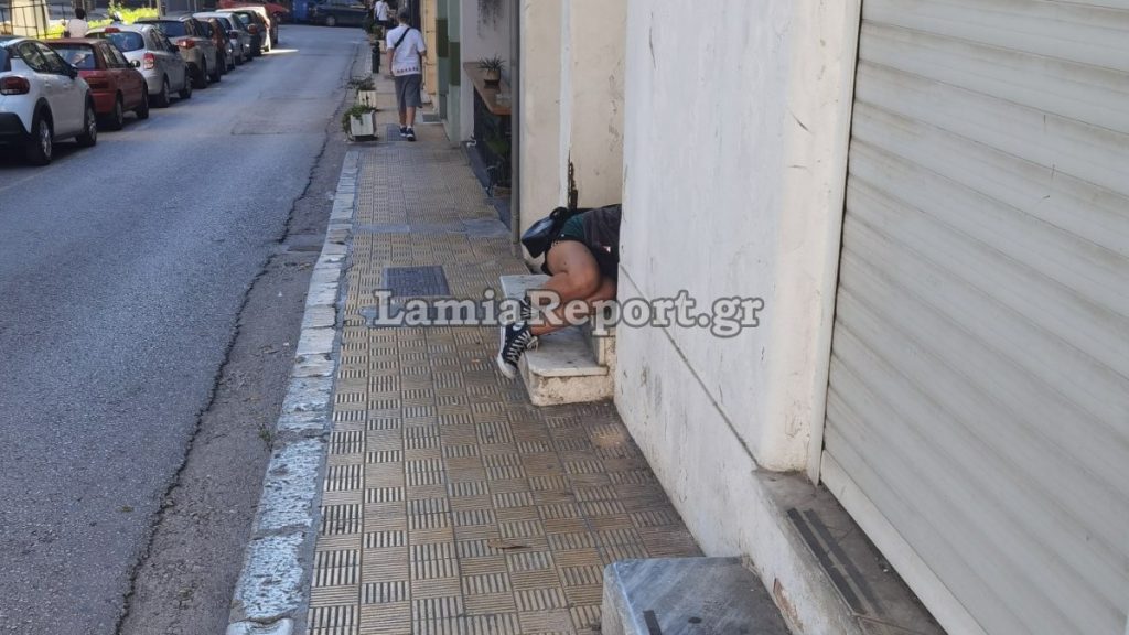 Λαμία: Λιπόθυμη γυναίκα στα σκαλοπάτια στο κέντρο της πόλης - Εικόνες ντροπής