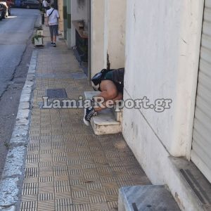 Λαμία: Λιπόθυμη γυναίκα στα σκαλοπάτια στο κέντρο της πόλης - Εικόνες ντροπής