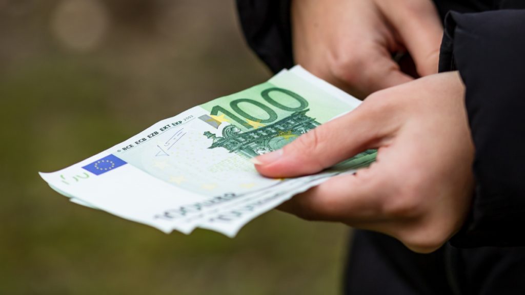 Εφορία: Οι παγίδες πίσω από τους οικογενειακούς τραπεζικούς λογαριασμούς - Τι ισχύει με τις δωρεές ή μεταφορές χρημάτων