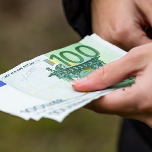 Εφορία: Οι παγίδες πίσω από τους οικογενειακούς τραπεζικούς λογαριασμούς - Τι ισχύει με τις δωρεές ή μεταφορές χρημάτων
