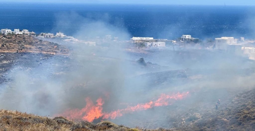 Πυρκαγιά στη Σύρο, 112 για εκκένωση της περιοχής Τρία Λαγγόνια