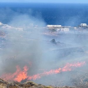 Πυρκαγιά στη Σύρο, 112 για εκκένωση της περιοχής Τρία Λαγγόνια