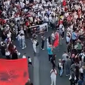 Αλβανία: Κλιμακώνονται οι διαμαρτυρίες για το πολυτελές θέρετρο του Κούσνερ - Αμετακίνητος ο Ράμα