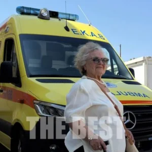 Συγκινητική στιγμή στην Πάτρα: 87χρονη που έχασε τα δυο παιδιά της σε τροχαίο, έκανε δωρεά ασθενοφόρου στο ΕΚΑΒ
