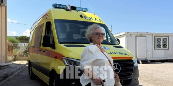 Συγκινητική στιγμή στην Πάτρα: 87χρονη που έχασε τα δυο παιδιά της σε τροχαίο, έκανε δωρεά ασθενοφόρου στο ΕΚΑΒ