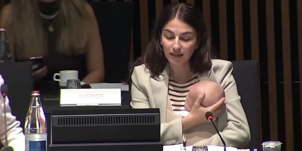 Για πρώτη φορά στην ιστορία της ΕΕ, υπουργός συμμετείχε σε συνεδρίαση έχοντας μαζί το μωρό της