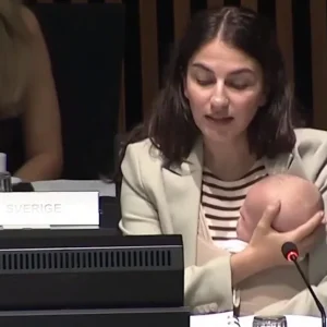 Για πρώτη φορά στην ιστορία της ΕΕ, υπουργός συμμετείχε σε συνεδρίαση έχοντας μαζί το μωρό της