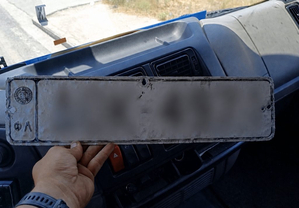 Βρέθηκε πινακίδα στον παράδρομο της Ανθήλης