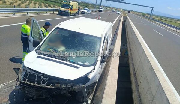 Τροχαίο για Λαμιώτη οδηγό στον Ε65 - Χτύπησε με το βανάκι του στις διαχωριστικές μπάρες (ΦΩΤΟ)