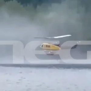 Η στιγμή της πτώσης του πυροσβεστικού ελικοπτέρου στη λίμνη Αώου - Κολύμπησαν για να σωθούν οι χειριστές