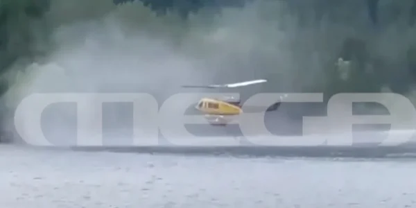 Η στιγμή της πτώσης του πυροσβεστικού ελικοπτέρου στη λίμνη Αώου - Κολύμπησαν για να σωθούν οι χειριστές