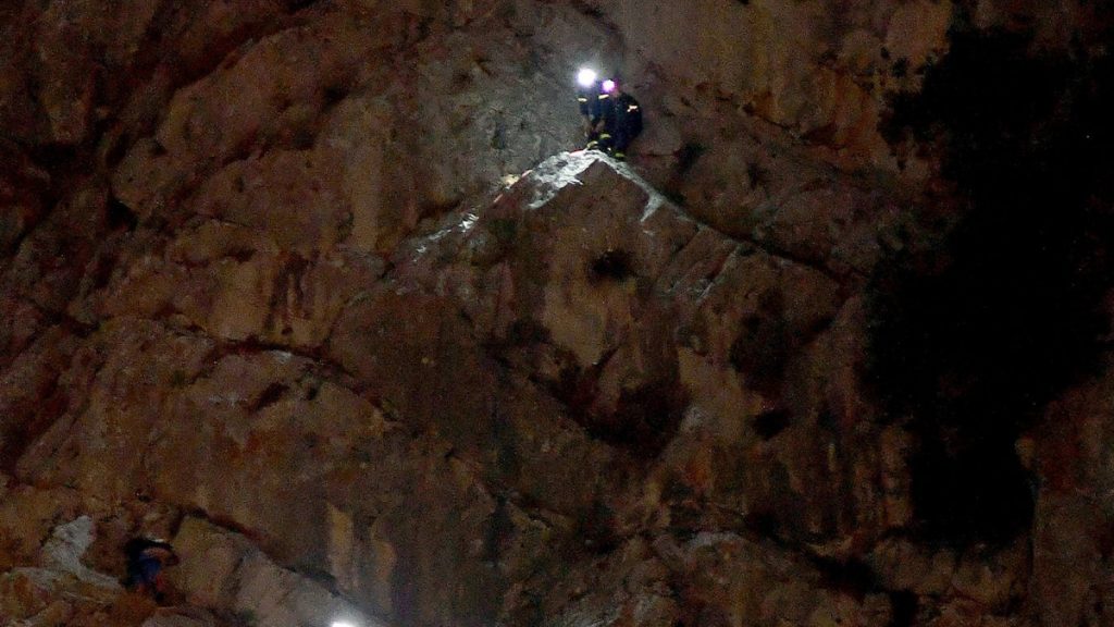 Καλάβρυτα: Ολονύχτιο θρίλερ με 60χρονο που έπεσε σε γκρεμό κατά τη διάρκεια πεζοπορίας – Μεγάλη επιχείρηση για την διάσωσή του