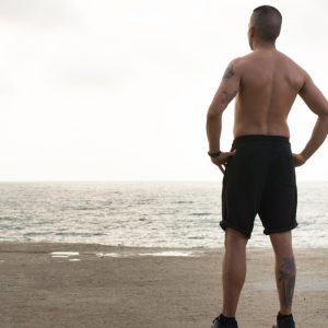 «Μην κυκλοφορείτε γυμνόστηθοι στο κέντρο της πόλης»: Πόλεις υιοθετούν το μέτρο με... τσουχτερό πρόστιμο