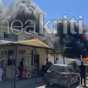 Φωτιά σε εργοστάσιο στο Ηράκλειο: Καίει δίπλα στα σπίτια - Μαύρος καπνός έχει «πνίξει» την περιοχή