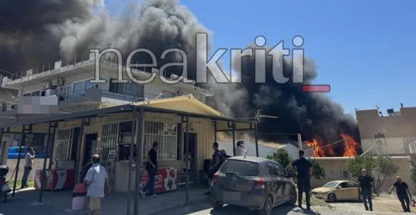 Φωτιά σε εργοστάσιο στο Ηράκλειο: Καίει δίπλα στα σπίτια - Μαύρος καπνός έχει «πνίξει» την περιοχή
