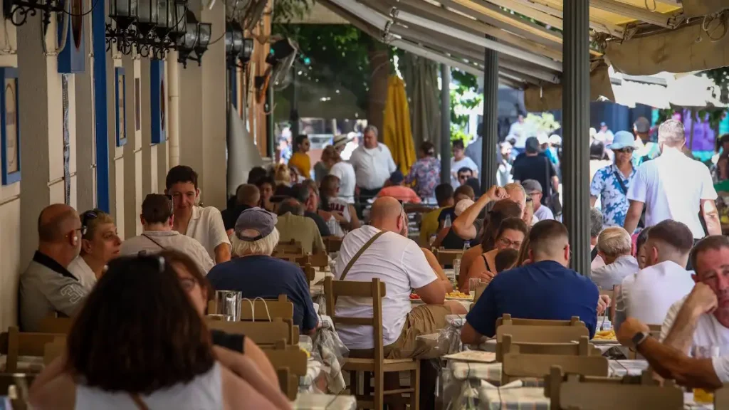 ΦΠΑ 13%, κατάργηση ΕΦΚ καφέ, απαλλαγές για delivery και κατάργηση εισφορών – Οι 4 φορολογικές προτάσεις του κλάδου εστίασης