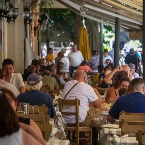 ΦΠΑ 13%, κατάργηση ΕΦΚ καφέ, απαλλαγές για delivery και κατάργηση εισφορών – Οι 4 φορολογικές προτάσεις του κλάδου εστίασης